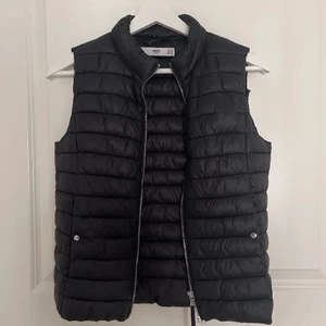 Fin väst  - Fin väst från mango, sparsamt använd. Perfekt nu i höst! Nypris: 499 kr. Mitt pris: 150 kr + frakt ❤️