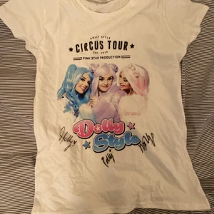 Dolly style kort tröja!  - En dolly style tröja med deras signatur. Köpt från en konsert. Inte mycket använd