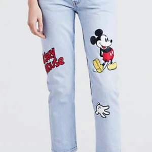 Levis x mickey mouse  - W:26 l:28 sjukt snygga byxor som jag tyvärr Säljer för  att dom är alldeles för små på mig