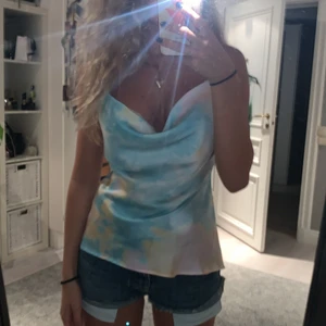 Topp - Topp från zara, helt oanvänd med prislappar kvar. Frakt tillkommer🖤✨