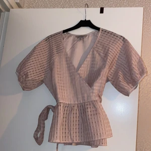 Hm - Beige/rosa topp med knytning, lite puffiga armar. Skit snygg oanvänd i storlek XS 