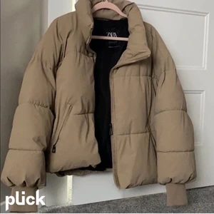 Pufferjacka  - Köpt på zara förra året, använd en gång! Storlek xs men kan passa s. Köpt ny för 600kr! Buda eller köp direkt för 425+frakt💞