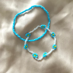 Två fina och trendiga armband!🌊🧚‍♀️ - Två fina och trendiga armband! De är tillverkade av ljusblåa pärlor som passar fint till hösten. Kostanden är 15 kr för det ljusblå och 20 kr för armbandet med blommorna + frakt 12 kr, betalning via swich. Hör av er i privat vid intresse!🌊🧚‍♀️