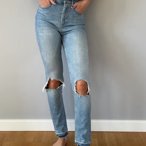 Jeans - Jeans som är lite rakare nertill, efter knäna! Köparen står för frakten :) 