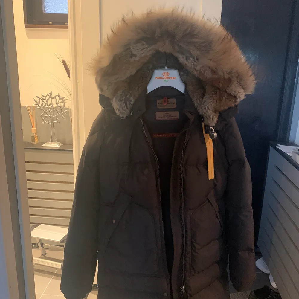 Mörkgrön parajumpers vinterjacka i modell longbear, perfekt längd på modellen, mysig luva med päls inuti och på kragen (avtagbar), använd ca 3 ggr pga för stor storlek för mig, storkel S men passar även Xs och M beroende på vad för plagg man har under jackan. Som ny utan några defekter. (( Pris kan diskuteras )) Ordinarie pris: 10499kr. Jackor.