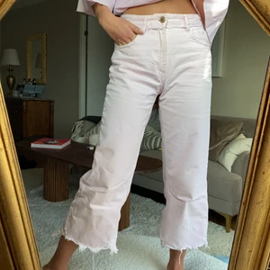 Rosa jeans med fransavslut - Suuuperfina rosa jeans. Något kortare (jag är 162cm). Fransade nertill. Tyvärr lite missfärgade av etiketten baktill, syns på bild två. Det kan försvinna i tvätt, har inte testat själv. Jeansen är välanvända men i bra skick!