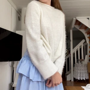 Vit/beige stickad tröja - Publicerar igen då köparen slutstadiet svara. En jätte mysig stickad tröja. Jätte varm så syner bra för hösten. Beige vit färg. Använd typ 5 gånger💗💗