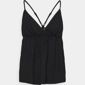 Skitsnygg topp - Superfin topp från Vero Moda!🤍 Aldrig använd och har till och med prislappen kvar. Säljer då den inte kommer till användning🤍 Kontakta mig för egna bilder på plagget.