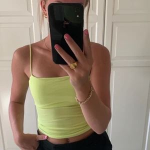 Gul topp - Säljer denna härliga nuon gula topp från Gina Tricot, använd en gång💛