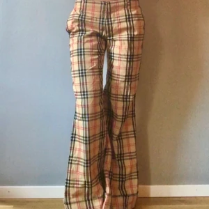 Miss Sixty byxor - Burberry-inspirerade byxor från miss Sixty. Äkta och jättefint skick!! Sitter helt perfekt på mig som är 170 cm. Storlek 27/S