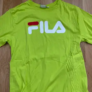 neon grön tshirt från fila. tröjan är i bra skicka och storlek S. säljer eftersom den är för liten för mig! köparen står för frakt. 