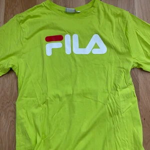 grön fila tshirt  - neon grön tshirt från fila. tröjan är i bra skicka och storlek S. säljer eftersom den är för liten för mig! köparen står för frakt. 