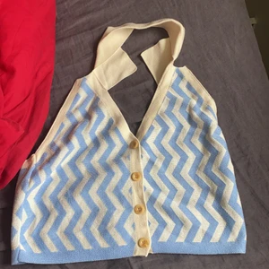 toppen  - säljer den hör blå vita toppen i M 