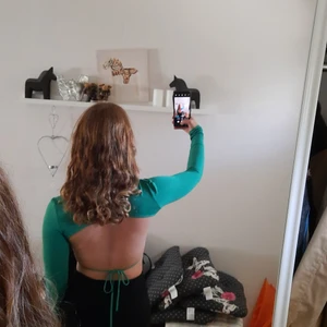 Open back top!!!!!! - Aldrig använd open back top från hm. Är i strl 38 och är cropped. Frakten ingår inte i priset. KOLLA GÄRNA IN MINA ANDRA ANNONSER