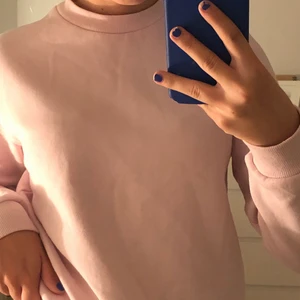 Sweatshirt  - Säljer denna jätte söta ljusrosa sweatshirt från Monki med en liten volang krage men som man kan se på första bilden är det bara att vika ner den så ser det ut som en helt vanlig sweatshirt! Inga defekter alls, så gott som ny💕