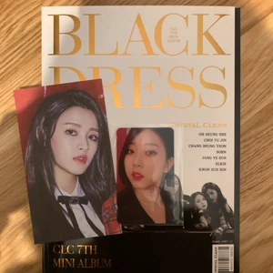 CLC Black Dress album kpop - Seungyeon photocard och Seunghee postcard. Tar swish.                  Albumet är så stort att det endast får plats i L påsen, rekommenderar därför att köpa fler album samtidigt när man köper denna, pga den höga frakt kostanden. Såklart om man hämtar albumet irl är detta inget problem.                                   Kolla gärna mina andra listings för mer album och manga.