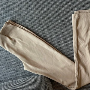 Byxor från ZARA  - Beiga thights från zara, aldrig använda! Har en slits nertill. Jag har vanligtvis S/M i kläder och denna är i medium! Jag är 172cm lång. Finns i nacka och möts helst runt om nacka☺️ 