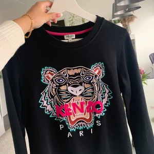 Kenzo tröja  - Säljer min kenzo tröja. Köpt på illum i Köpenhamn för 2200 kr. Säljer för endast 800. Kvitto och tags medföljer. Tröjan är i storlek xs