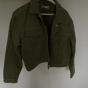 Jeans Jacka  - Grön croppad jeans jacka från Gina. 