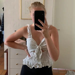 Prickig topp  - En supersöt prickig topp från Nelly i storlek XS. Somrig men funkar även på vintern med exempelvis en stor kavaj. Den passar bra på mig som i vanliga fall är XS/S så den funkar till både en S och en XS. Den har resår i ryggen så funkar bra oavsett hur stor omkrets du har! Nypris: 199kr