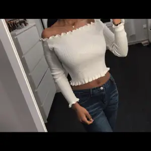 Off shoulder white top fit both S and M!