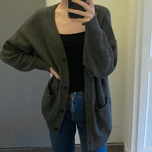 Grey knitted shirt 💫 - Grå stickad tröja från Monki! Första knappen sitter långt ner så blir en snygg v-neck 🥰