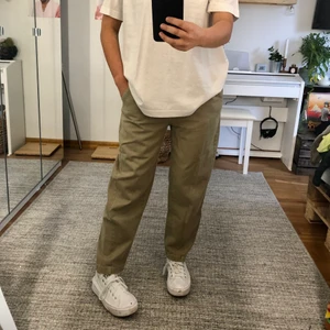 JEANS - Super(!!!!)coola jeans från pull&bear som jag säljer pga använder inte. Endast använt ett fåtal gånger så som nya iprincip. Köpt för 399kr och jag säljer för 149kr+frakt <3 supersnygga att ha till en mer basic tröja för att spice it up