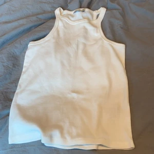 Vitt linne - Från Nelly, nästan oanvänt. Strl. Xs men något stor och väldigt stretchig så passar nog upp till S/M. Nypris 150kr.