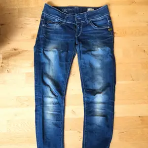 Säljer mina G-Star jeans i modell ”GS01 3301 Lynn Skinny Wmn” storlek 26/30 💙 