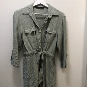 Dilvin Woman klänning storlek 36 - Grön klänning i tjockare linne material med skärp i midjan och knappar fram 💚 så fin färg och fina detaljer! Lite liten i storleken så passar även 34! Använd 2 gånger