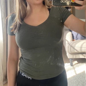 Mörkgrön t-shirt - Mörkgrön/mossgrön tshirt i storlek 36