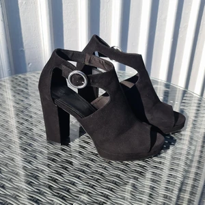 Klackskor strl 39 - Säljer dessa skor som knappt är använda. Mycket bra skick. Skriv om ni vill ha mer bilder på skorna.