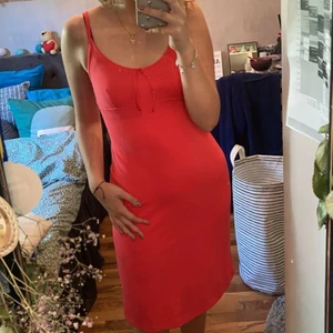 Rosa klänning  - Säljer denna rosa klänning som följer kroppen så fint. Köptes second hand men den har dessvärre aldorg kommit till användning💗💗