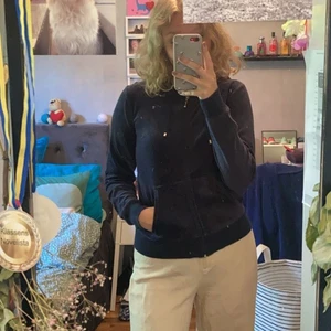 Marinblå kofta - Säljer denna marinblåa med guldiga detaljer på från Cubus. Den är köpt för nåt år sen men är nästintill oanvänd, dar av i fint skick💙🦋