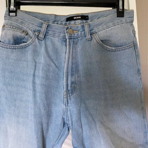 Straight jeans - Straight jeans från Bikbok, säljer för att de har blivit för små tyvärr. Är i storlek S. Sparsamt använda 💙