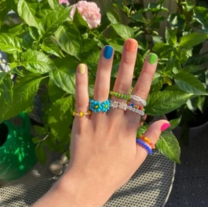 Ringar - Egengjorda ringar av elastisk tråd! 15kr st, 20kr med blommot. Frakt 12kr. Det går även att få de i andra förger, designer och storlekar! 