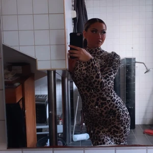 Tiger kläning - Tiger klänning jätte skön och lätt att få på sej den är lång med volanger på axlarna 