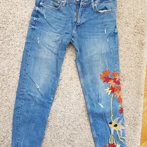 Zara Jeans - flowers embroidery - size 40 - Really nice pants- loved them! Size 40
