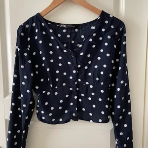 Top Zara - En söt top från Zara i stl L, dock är den liten i stl och passar mig som brukar ha stl XS-S.