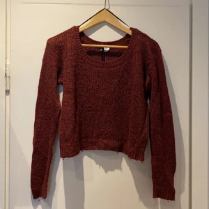 Stickad croppad tröja - Stickad vinröd tröja i croppad modell ifrån H&M i storlek 36.