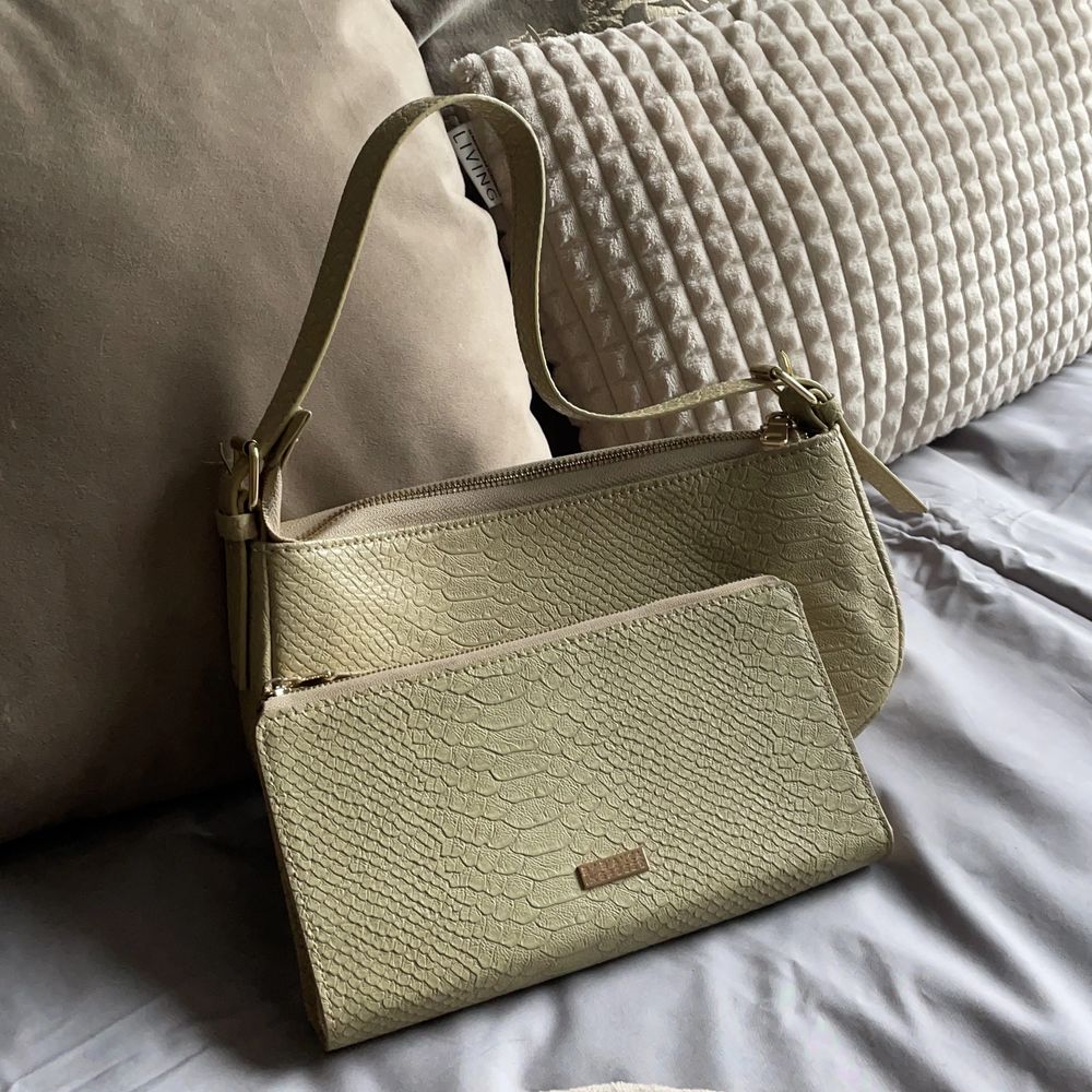 Två super fina väskor från By Bianca Ingrosso. En beige baguette väska och en beige bag in bag väska, helt slutsålda. Väskorna är i fint skick. 💕 1 Väska för 150kr och båda för 300kr 💓. Väskor.