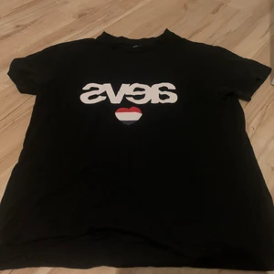 Svart Svea tröja! - Kommer nu att sälja denna svarta Svea tröja! Säljer pga att den inte kommer till avdvändning! Har haft den 3-4 ggr! Storlek S. Köparen står för frakten och jag ansvarar inte för postens slarv!