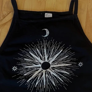 Svart linne i storlek S - Croppad top