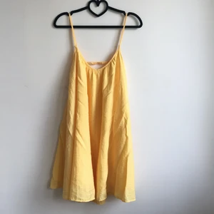 Supersöt populär klänning från H&M - Supersöt klänning från HM som är ursöt på. Går ner djupt i ryggen.