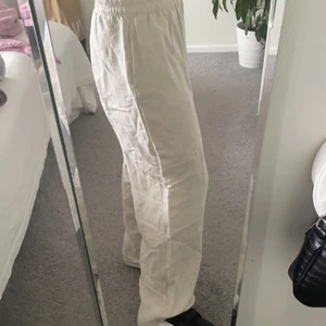 Linne byxor  - Jätte fina linne byxor från hm som är slutsålda, storlek S. Endast använd en gång så är som ny skick! Köparen står för frakt och betalning sker via swish 🤎🤎 vid flera intressen startas budgivning 🙏🏽