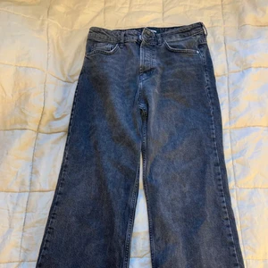 Trf denim ZARA - Köpt second hand, aldrig använt dom. Köparen står för frakten! Jag är 166 lång o dom är ungefär 10 cm för korta för mig.Betalningen sker via swish