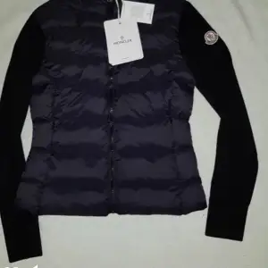 Någon som säljer denna moncler jacka dam storlek xs-s färgen svart snällaaaa skriv 😩 betalar vilket pris som helst 