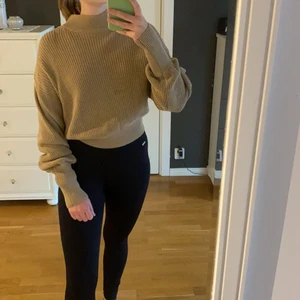 Stickad tröja  - Brun stickad tröja från NA-KD i storlek S. Lite speciella armar men dessa kan vikas in eller liknande om man föredrar det. Skönt material nu inför hösten.