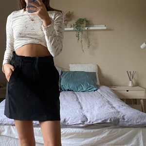 Mocka Kjol - Super fin mocka kjol från Zara! Använd 1 gång. Säljer på grund av att den inte kommer till användning 🥰