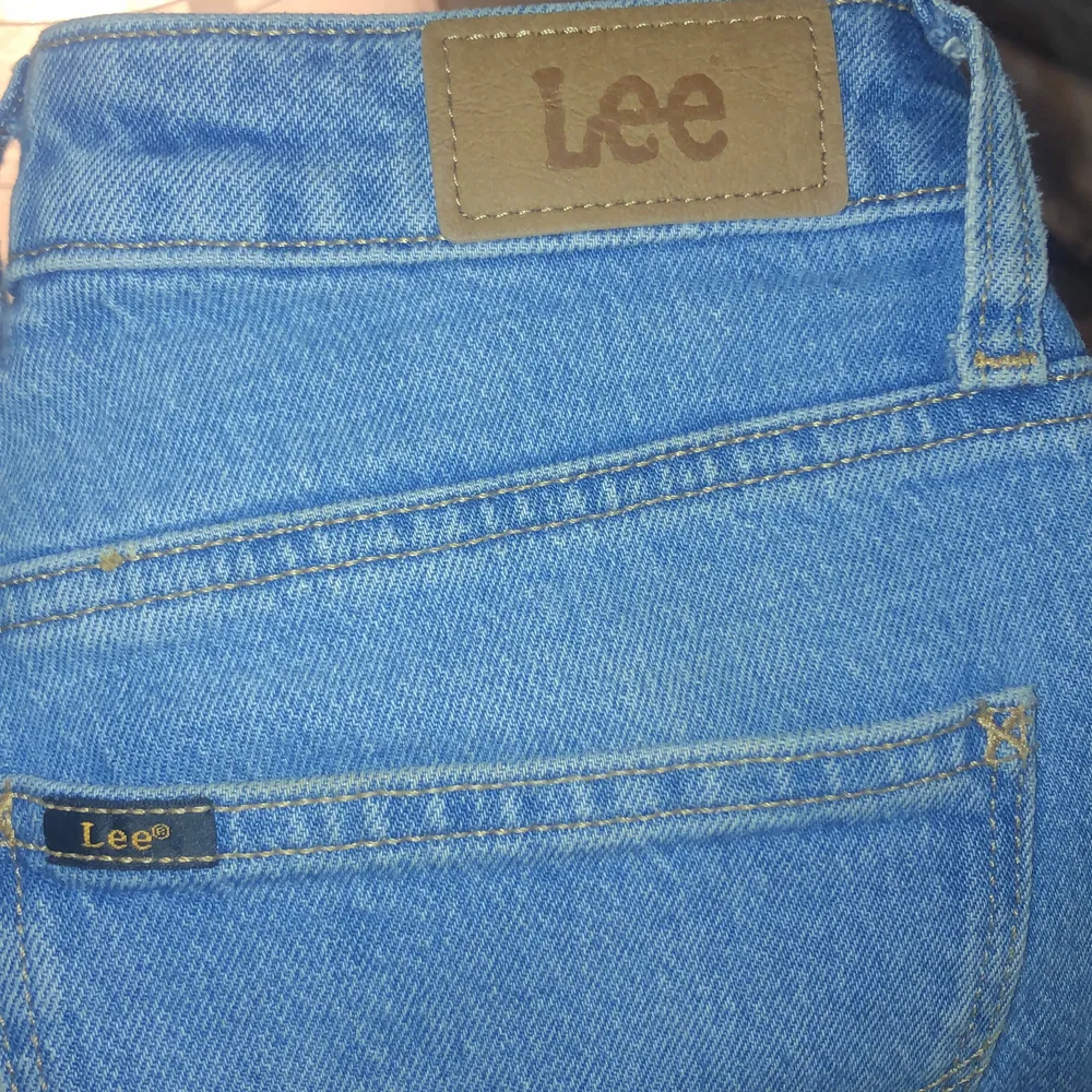 Nya Lee jeans i modell CAROL, sparsamt använda, säljer pga får inte användning av dem:). Jeans & Byxor.